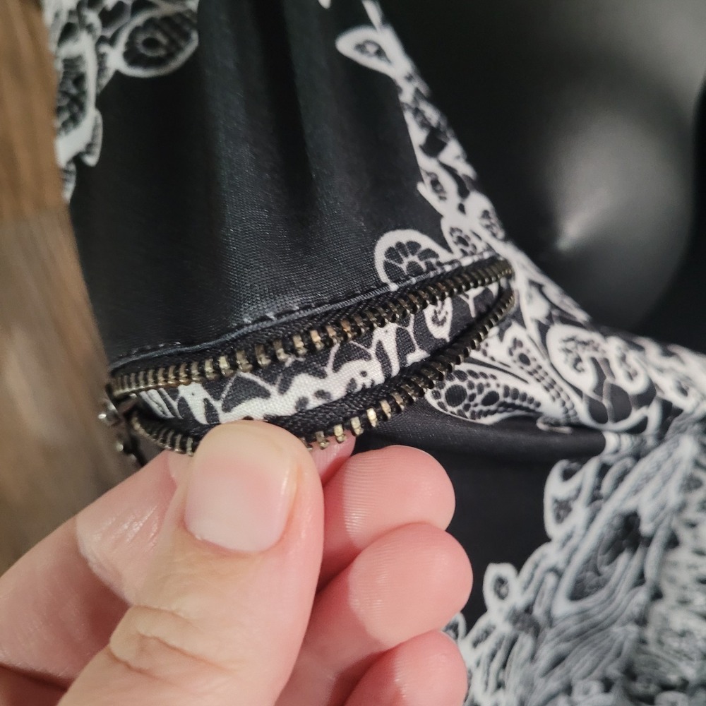 Tango Mango Split Neck Blouse Size L Faux Zippers B&W Lace Print Sleeveless - Picture 5 of 10